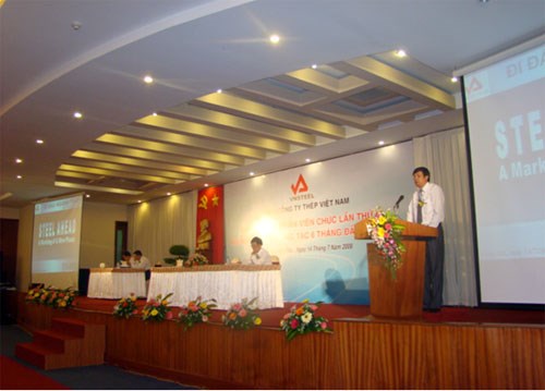 Đ/c Đậu Văn Hùng - Tổng giám đốc TCTy giải đáp các câu hỏi của đại biểu