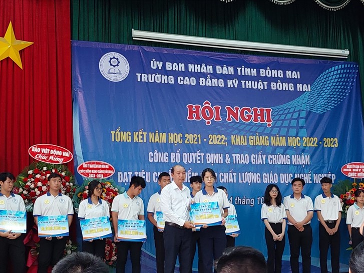 CÔNG TY TÔN PHƯƠNG NAM TẶNG HỌC BỔNG CHO SINH VIÊN TRƯỜNG CAO ĐẲNG KỸ THUẬT ĐỒNG NAI