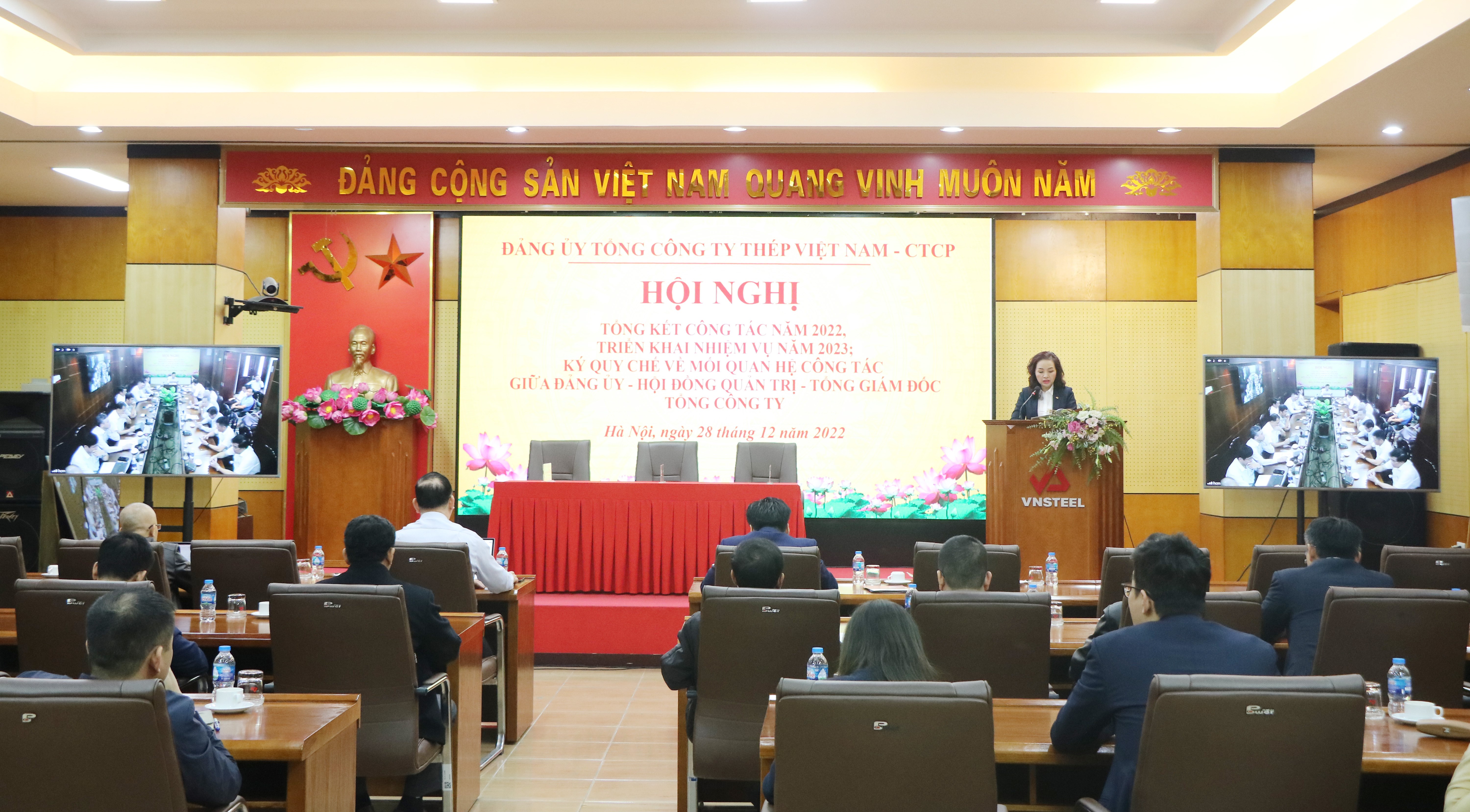IMG_9478-Chị Hiền đọc báo cáo tổng kết