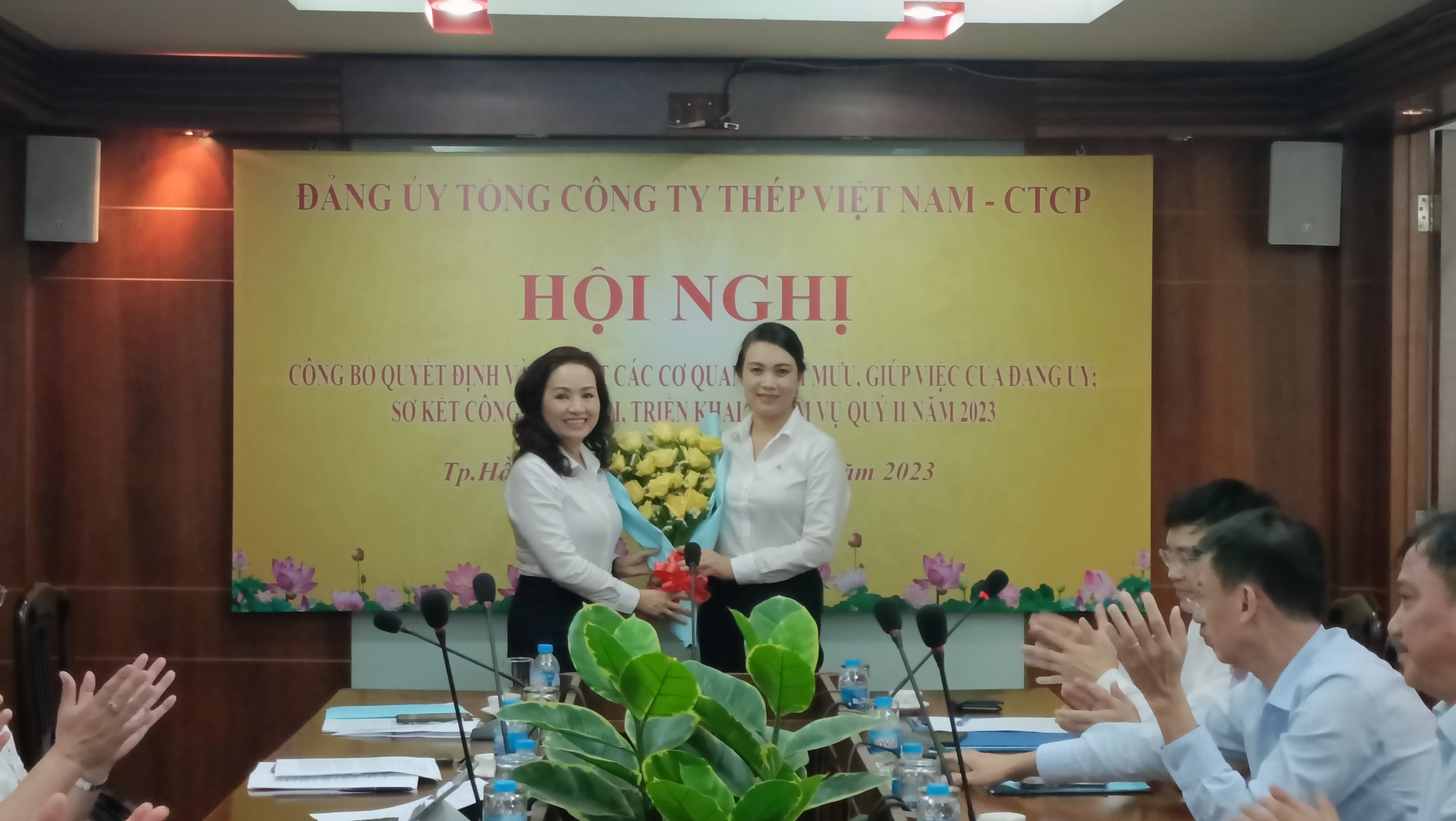 chị Hiền tặng hoa c Đức