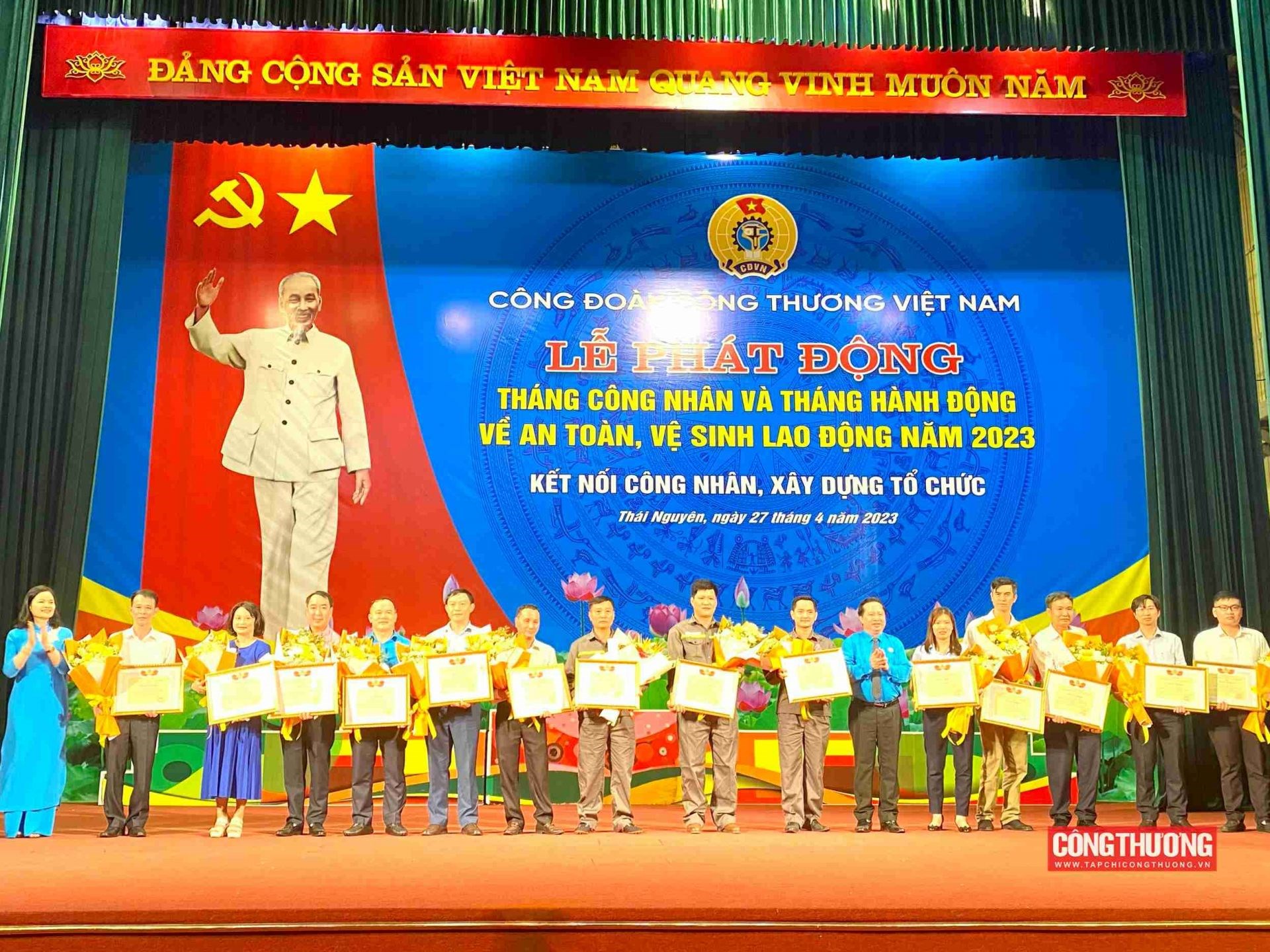 co-thi-dua-thang-cong-nhan