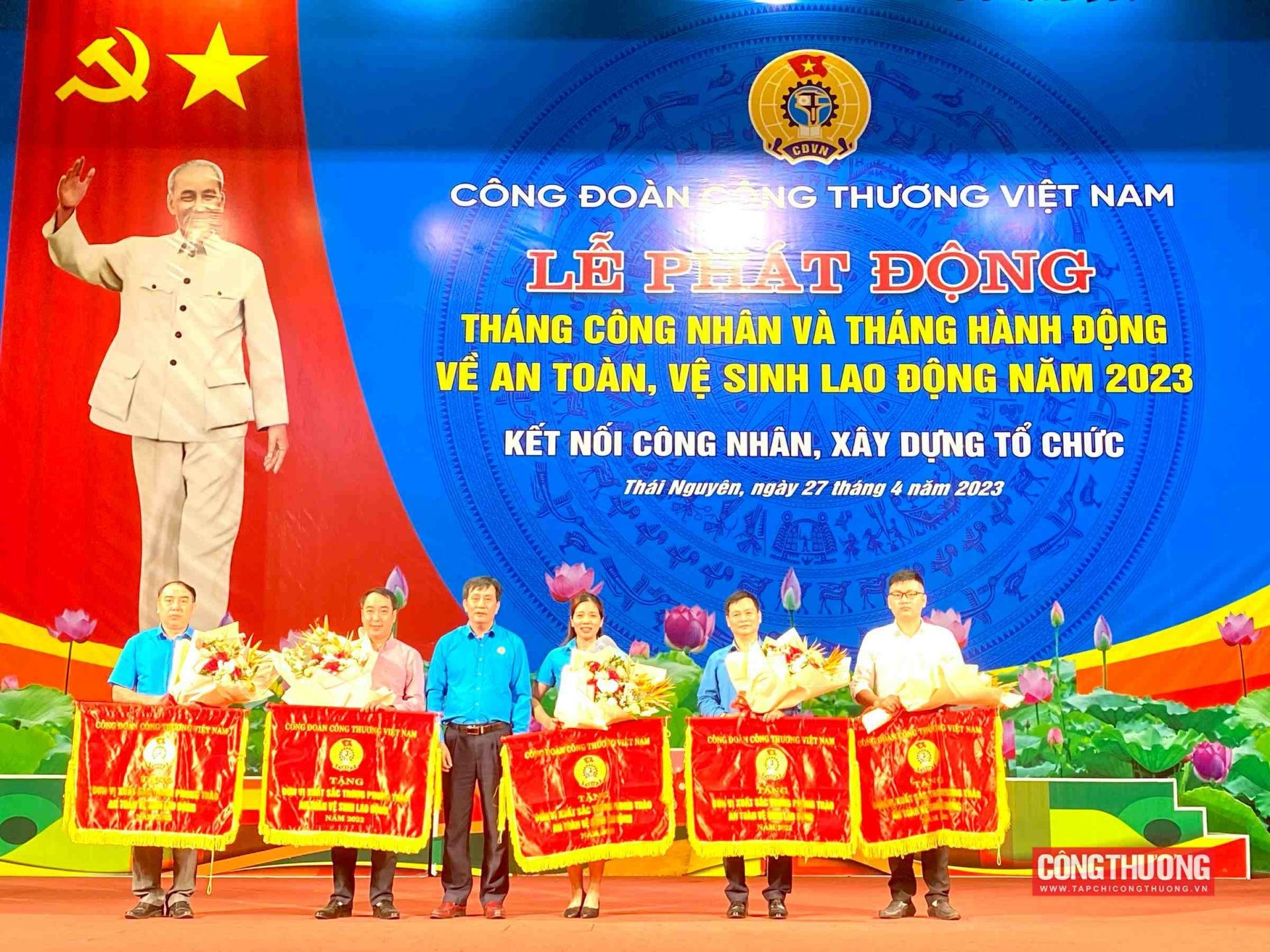 tang-bang-khen-thang-cong-nhan