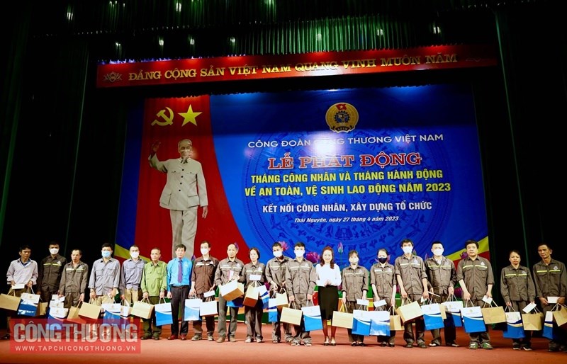 trao-qua-cong-nhan-phan-van-ban