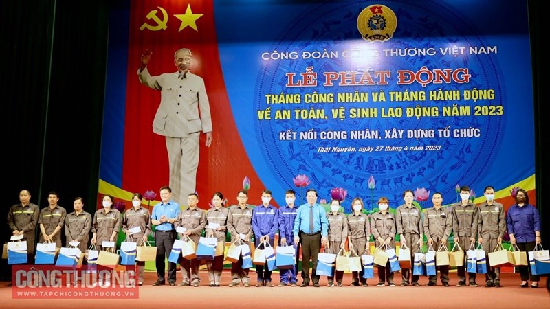 trao-qua-cong-nhan-vuong-duy-khanh