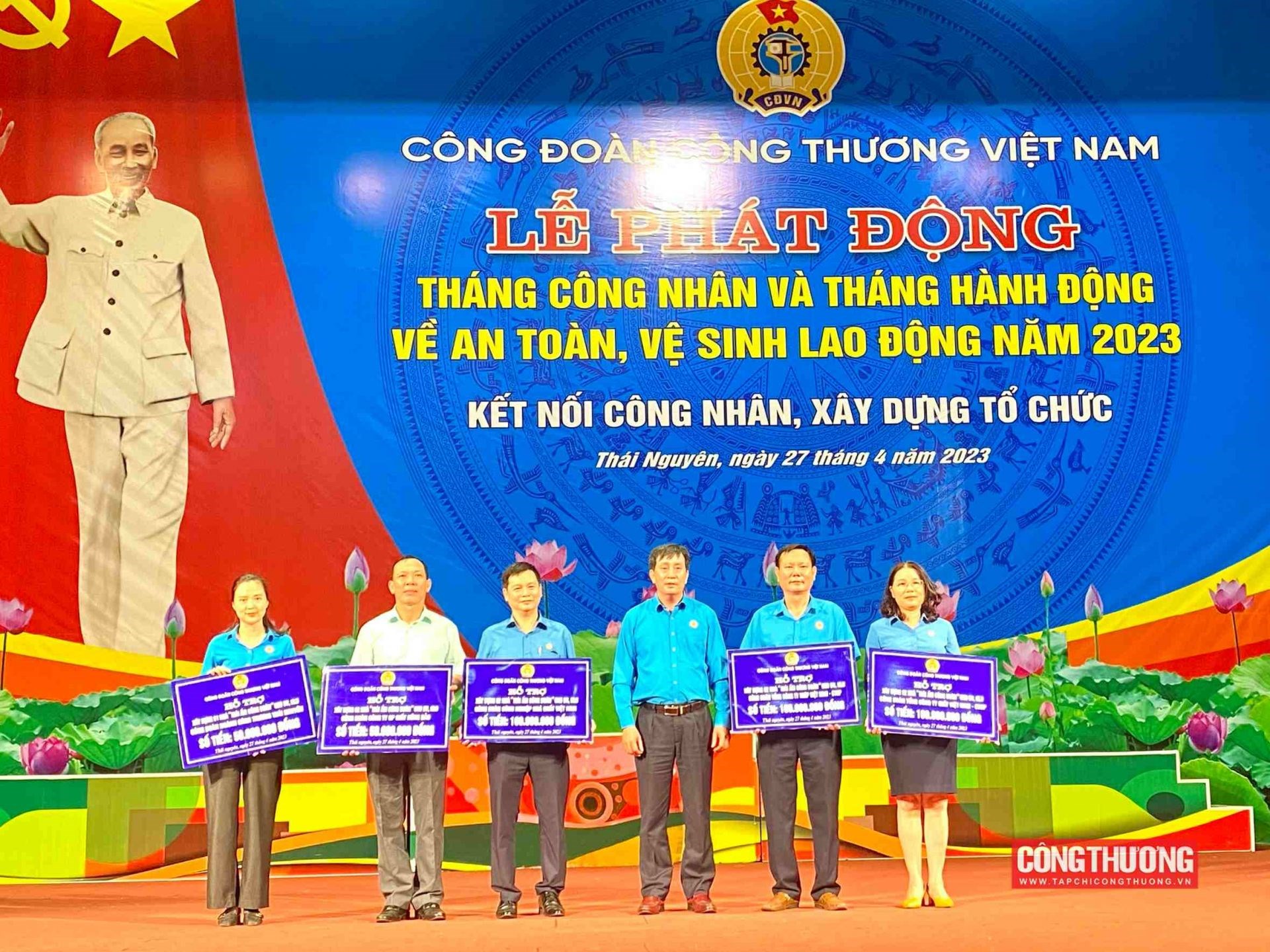trao-tang-qua-thang-cong-nhan