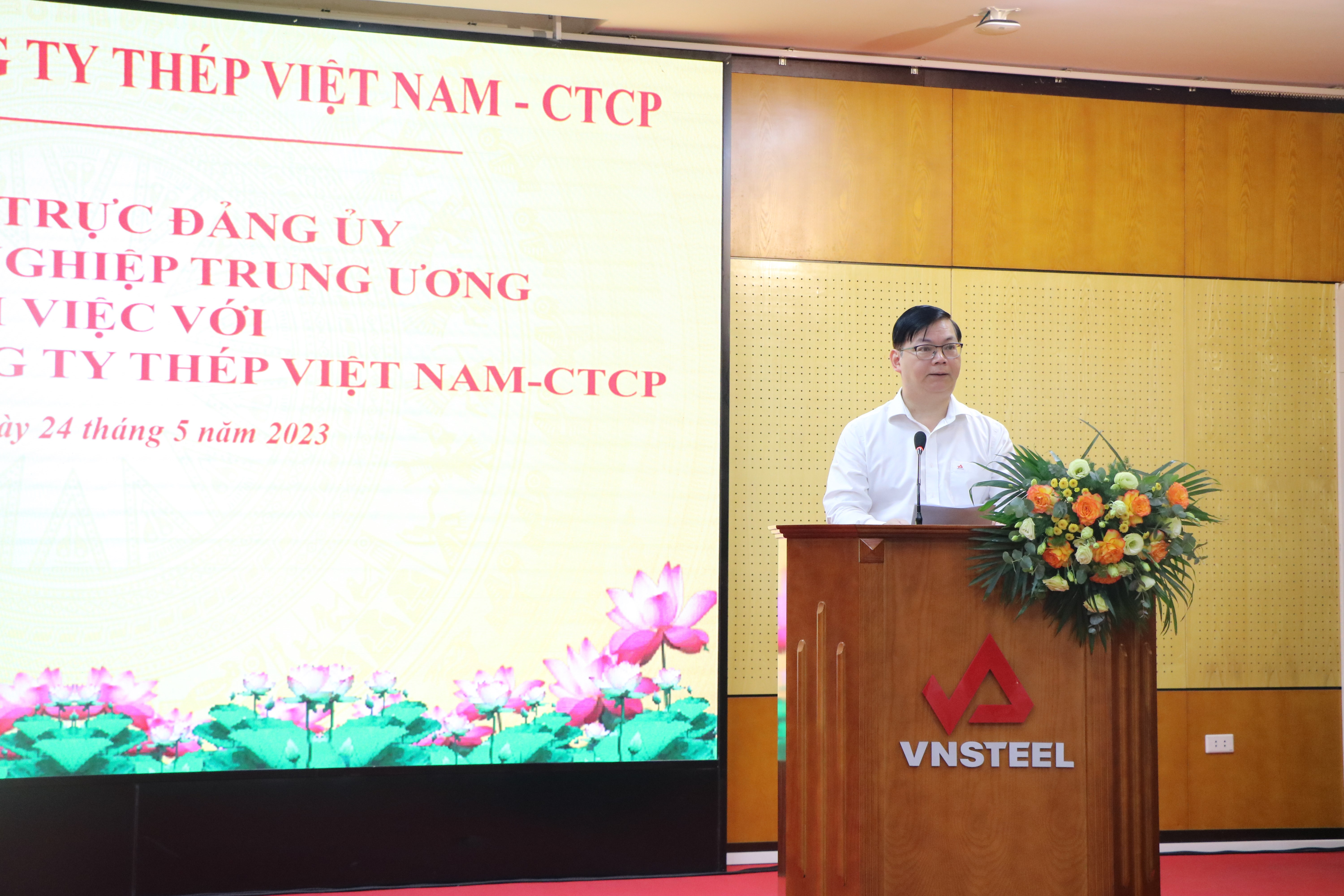 A Lai đọc báo cáo