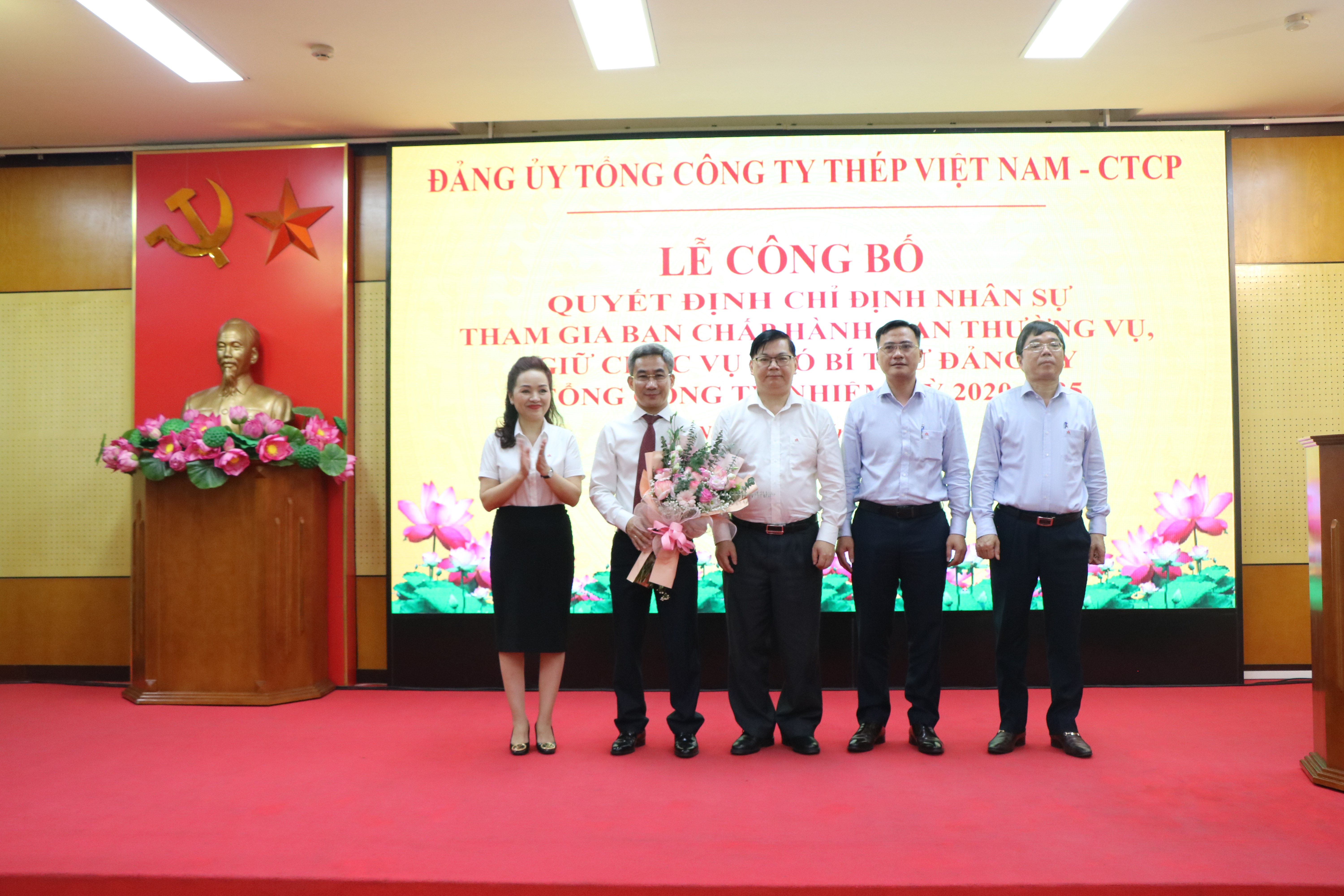 BTV ĐUT chụp ảnh chúc mừng a Đa