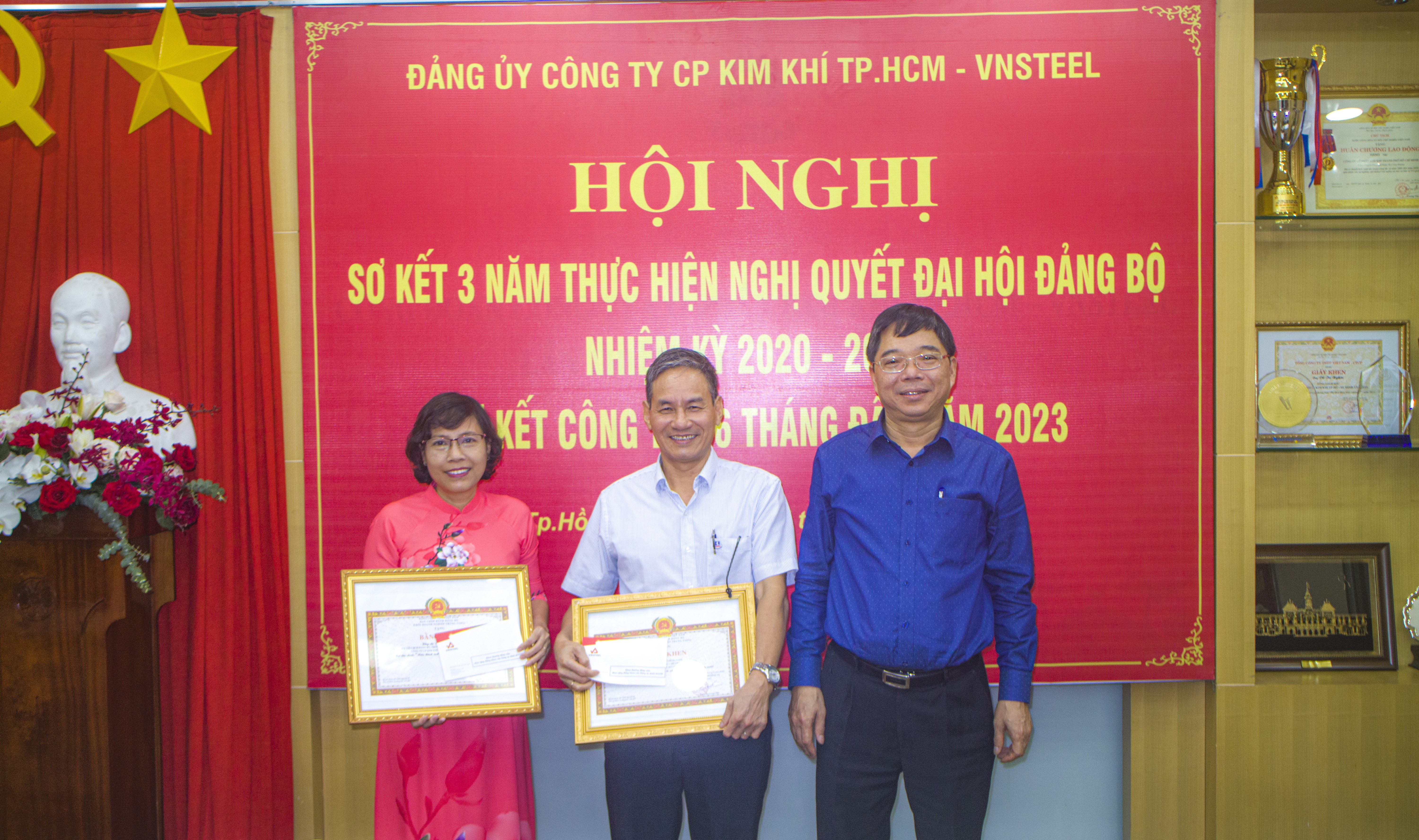 Đ.c Lê Văn Thanh trao khen thưởng