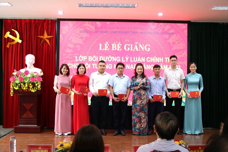 Bế giảng lớp Bồi dưỡng Lý luận chính trị dành cho Đảng viên mới và Đối tượng kết nạp Đảng năm 2023