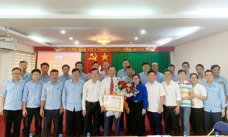 Đảng ủy Công ty cổ phần Thép VICASA - VNSTEEL tổ chức buổi lễ công bố Quyết định và trao Huy hiệu 30 năm tuổi Đảng