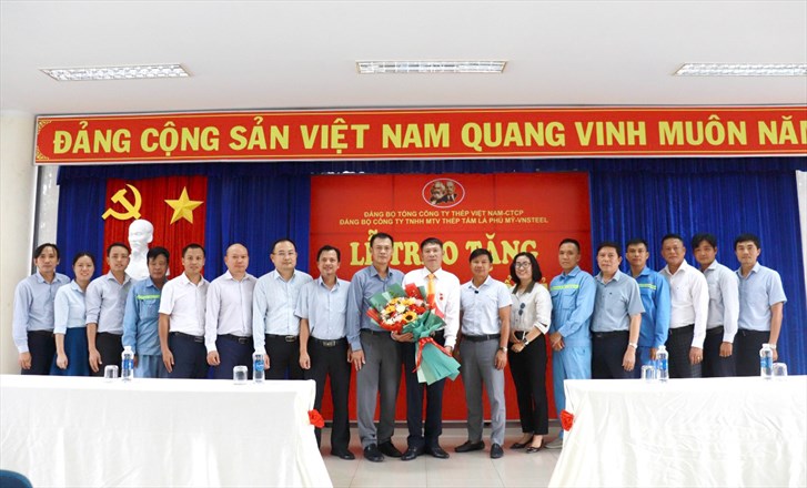 Đảng bộ Công ty TNHH MTV Thép Tấm lá Phú Mỹ - VNSTEEL tổ chức Lễ trao tặng Huy hiệu 30 năm tuổi Đảng