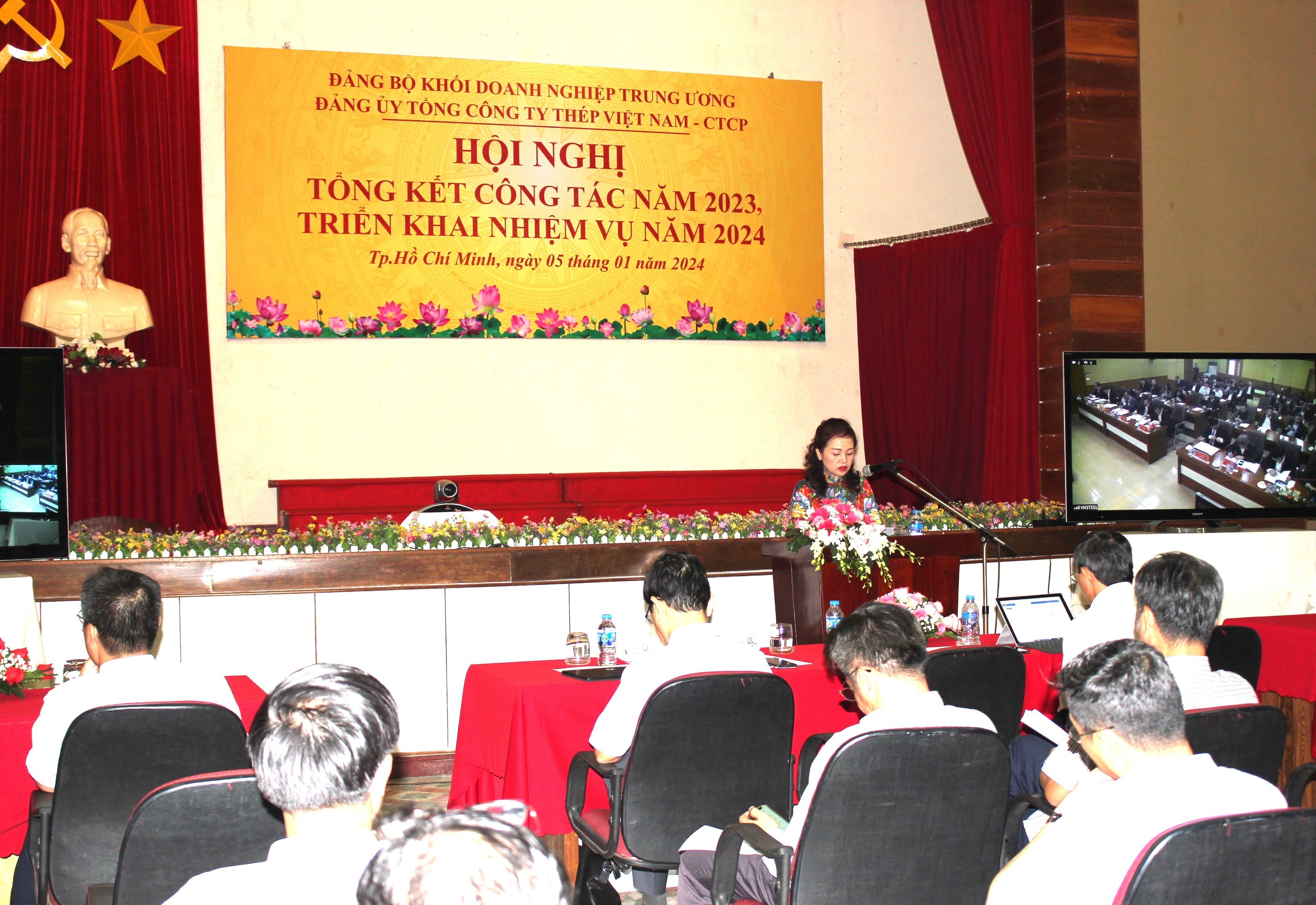 c Hiền đọc báo cáo 2