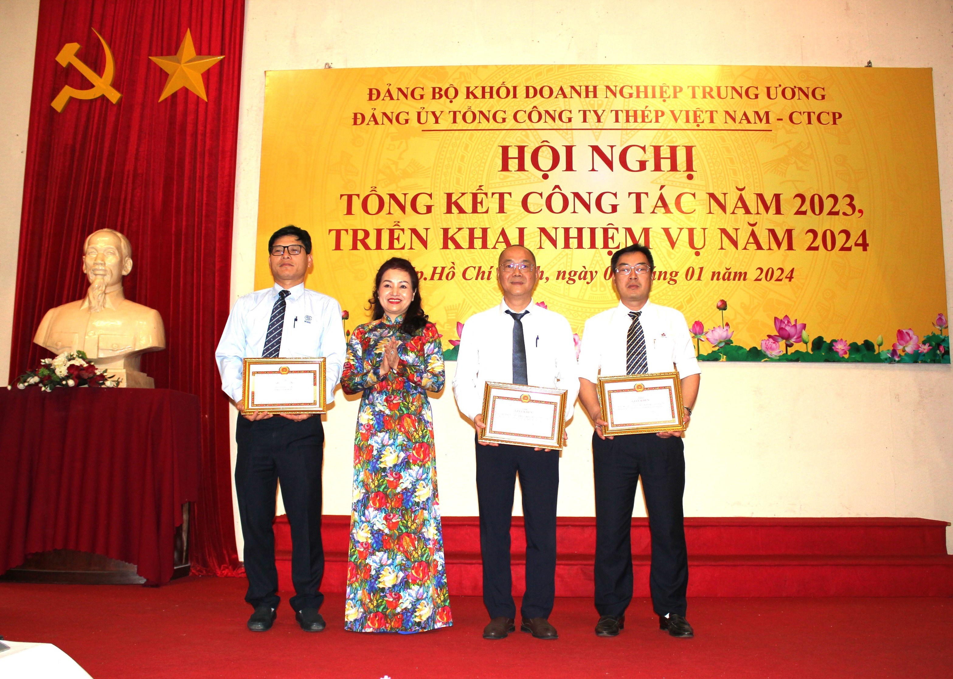 c Hiền trang thưởng tại ơhias Nam