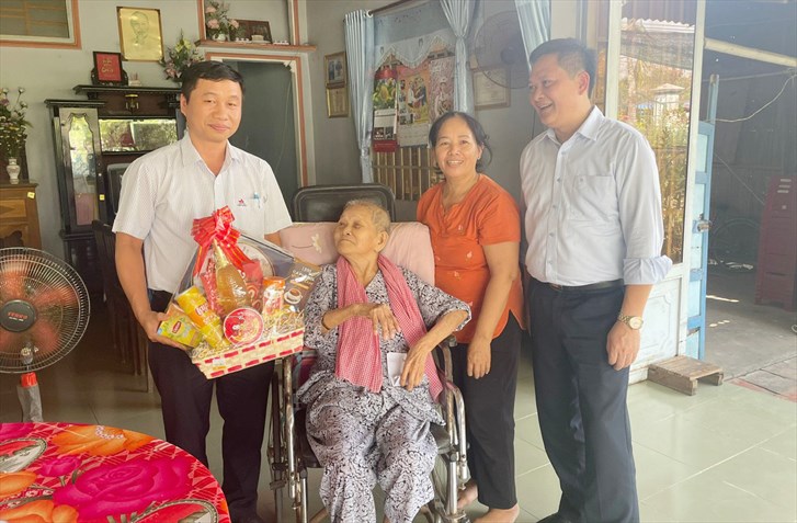 Công đoàn Tổng công ty Thép Việt Nam - CTCP: trao hơn 1,2 tỷ đồng quà Tết 2024 cho người lao động