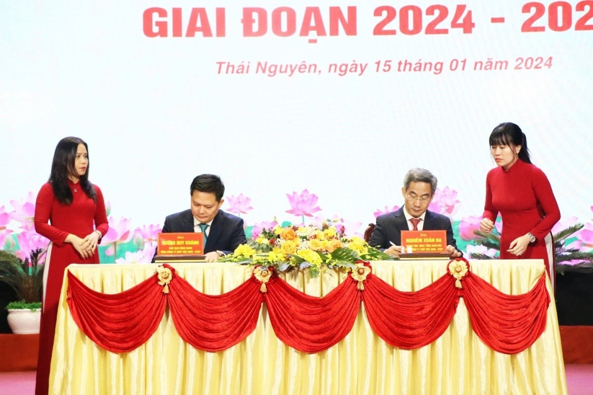 cong-doan-tong-cong-ty-thep-viet-nam-ctcp-vinh-du-nhan-co-thi-dua-xuat-sac-toan-dien-nam-2023-do-tldldvn-trao-tang_65b31a8462da7
