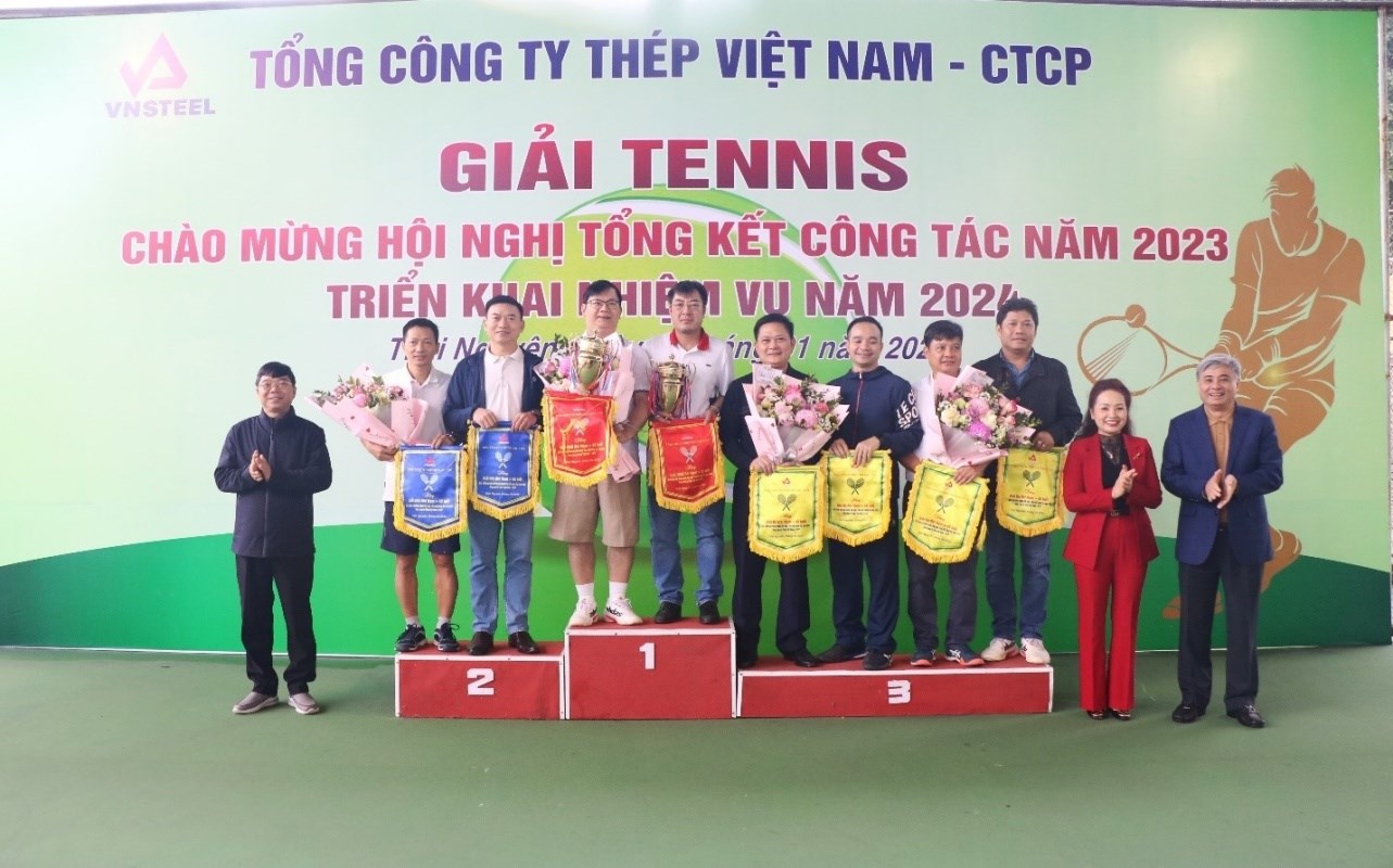cong-doan-tong-cong-ty-thep-viet-nam-ctcp-vinh-du-nhan-co-thi-dua-xuat-sac-toan-dien-nam-2023-do-tldldvn-trao-tang_65b31afa1e195