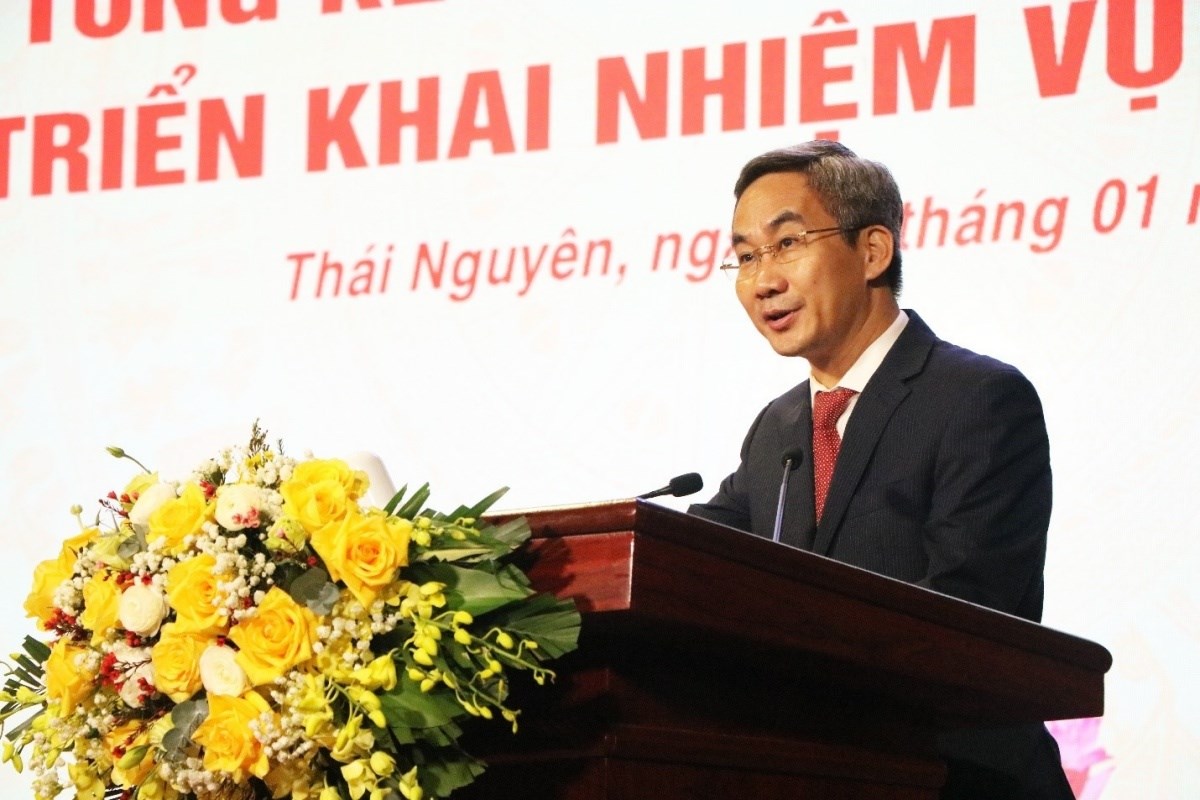 cong-doan-tong-cong-ty-thep-viet-nam-ctcp-vinh-du-nhan-co-thi-dua-xuat-sac-toan-dien-nam-2023-do-tldldvn-trao-tang_65b31b59bbce8