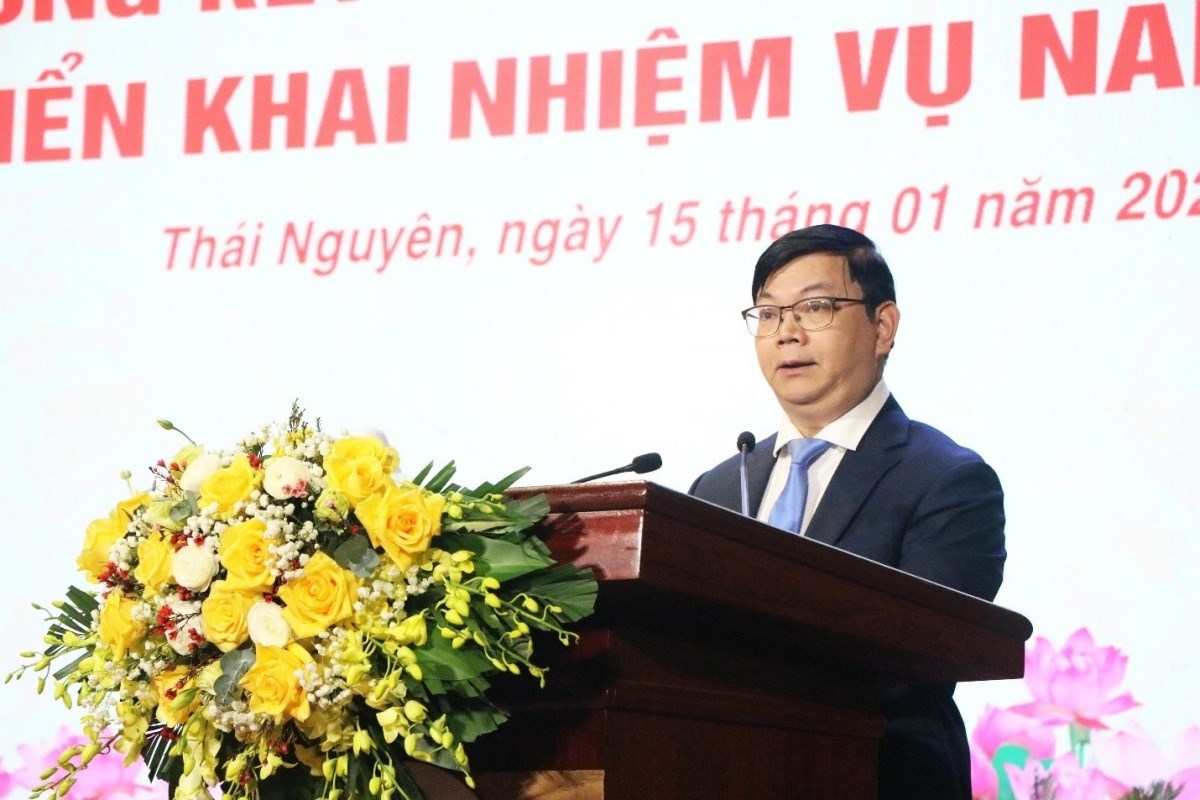 cong-doan-tong-cong-ty-thep-viet-nam-ctcp-vinh-du-nhan-co-thi-dua-xuat-sac-toan-dien-nam-2023-do-tldldvn-trao-tang_65b31b97221d3
