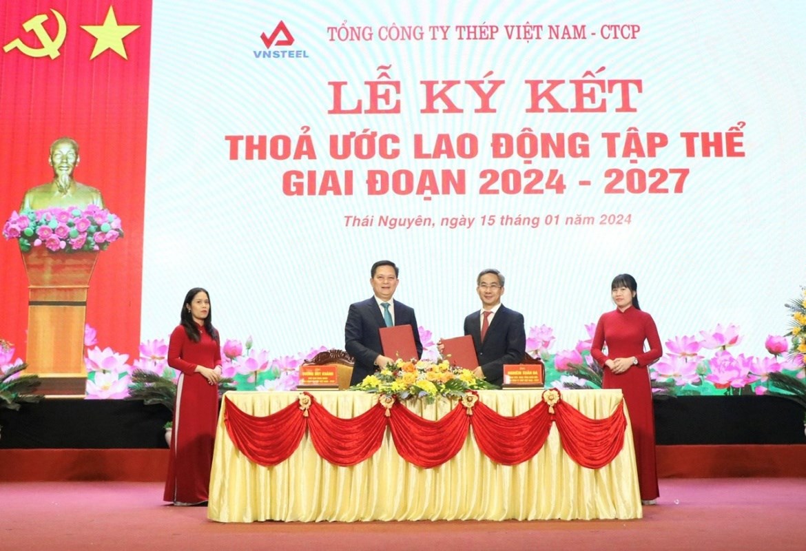 cong-doan-tong-cong-ty-thep-viet-nam-ctcp-vinh-du-nhan-co-thi-dua-xuat-sac-toan-dien-nam-2023-do-tldldvn-trao-tang_65b31c58b0588