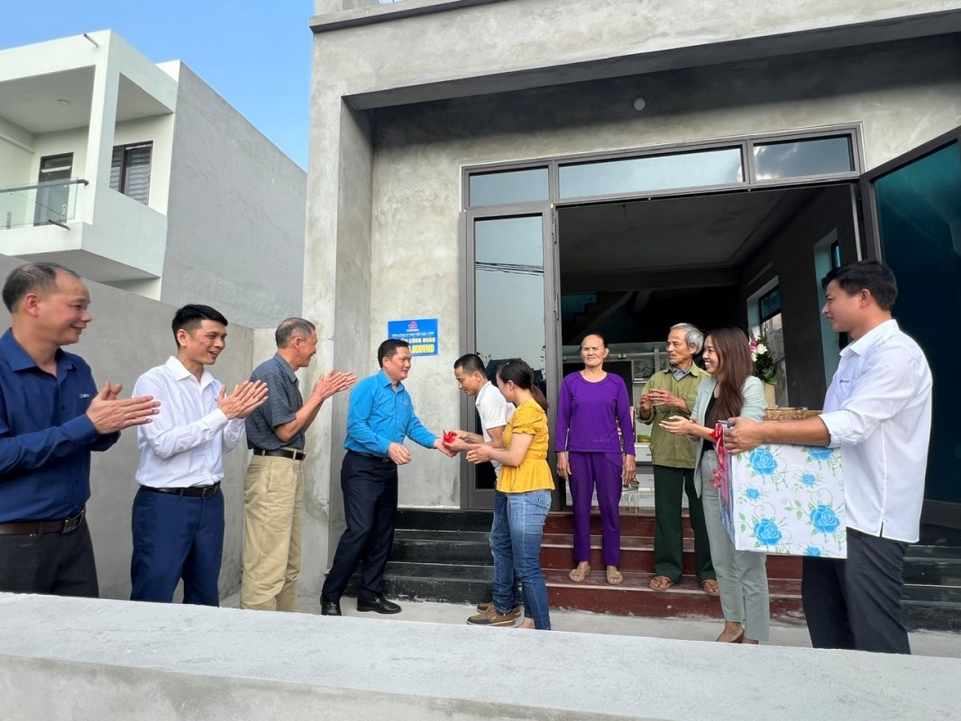 nguoi-lao-dong-natsteelvina-truoc-them-xuan-duoc-nhan-nha-mai-am-tu-quy-an-sinh-xa-hoi-vnsteel_65c1f3a60556b