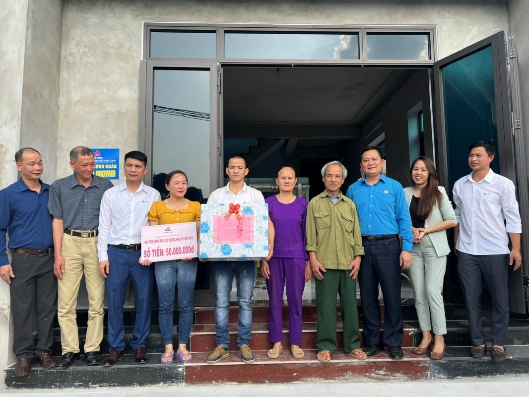 nguoi-lao-dong-natsteelvina-truoc-them-xuan-duoc-nhan-nha-mai-am-tu-quy-an-sinh-xa-hoi-vnsteel_65c1f45a3ba9e
