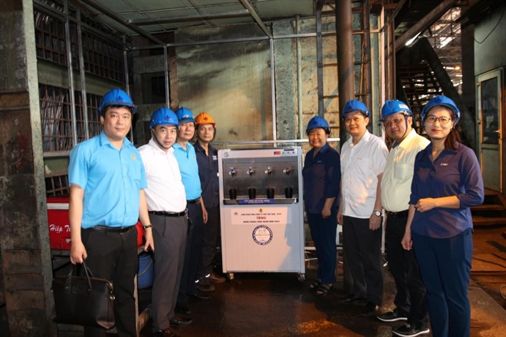 Công đoàn Thép Việt - Sing được Công đoàn Tổng công ty Thép Việt Nam - CTCP tặng quà hỗ trợ