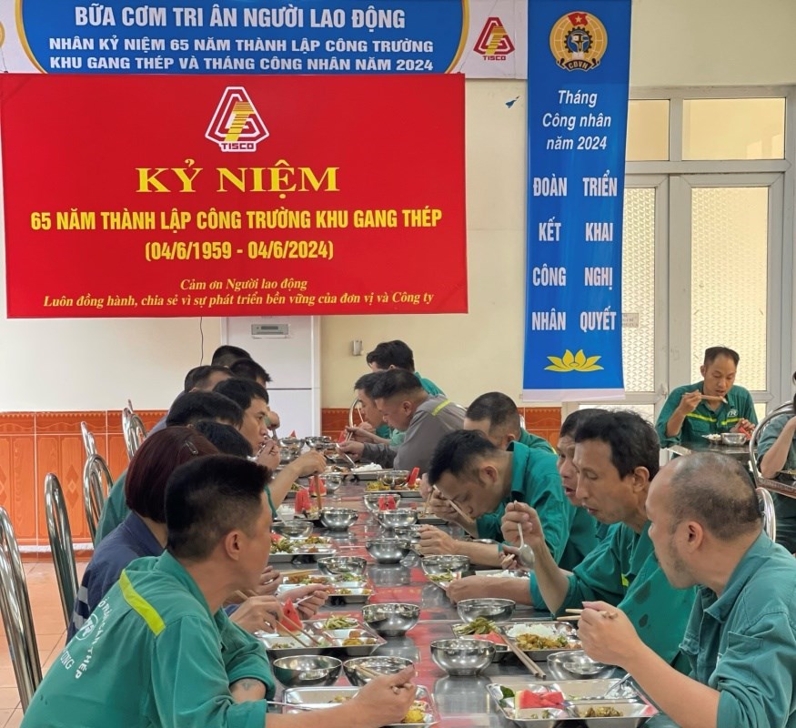bua-an-tri-an-tren-cong-truong-khu-gang-thep-thai-nguyen--65-nam-ay-biet-bao-nhieu-tinh_666021c8447ed