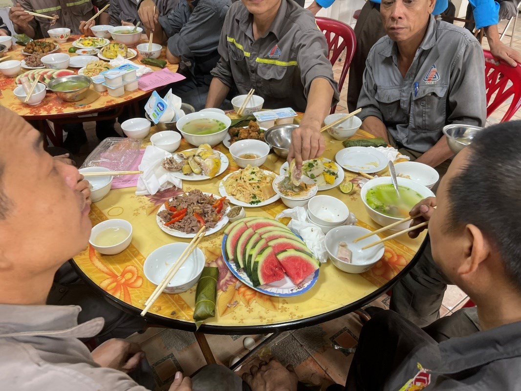 bua-an-tri-an-tren-cong-truong-khu-gang-thep-thai-nguyen--65-nam-ay-biet-bao-nhieu-tinh_666021e4dc030
