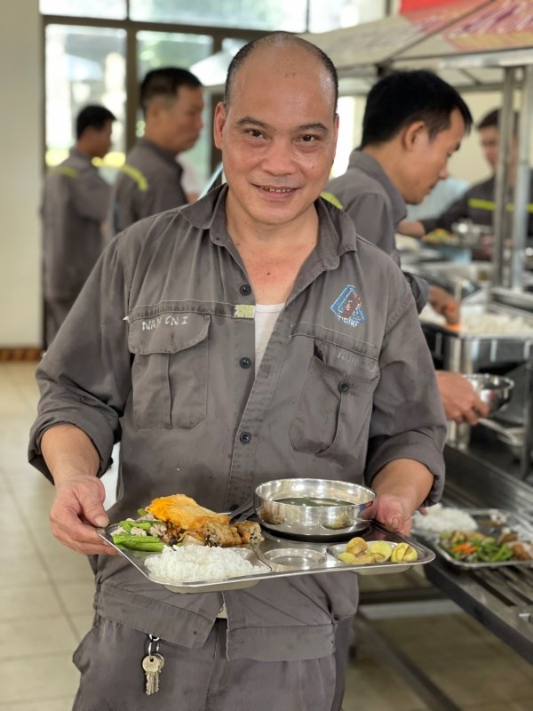 bua-an-tri-an-tren-cong-truong-khu-gang-thep-thai-nguyen--65-nam-ay-biet-bao-nhieu-tinh_6660221c8fced