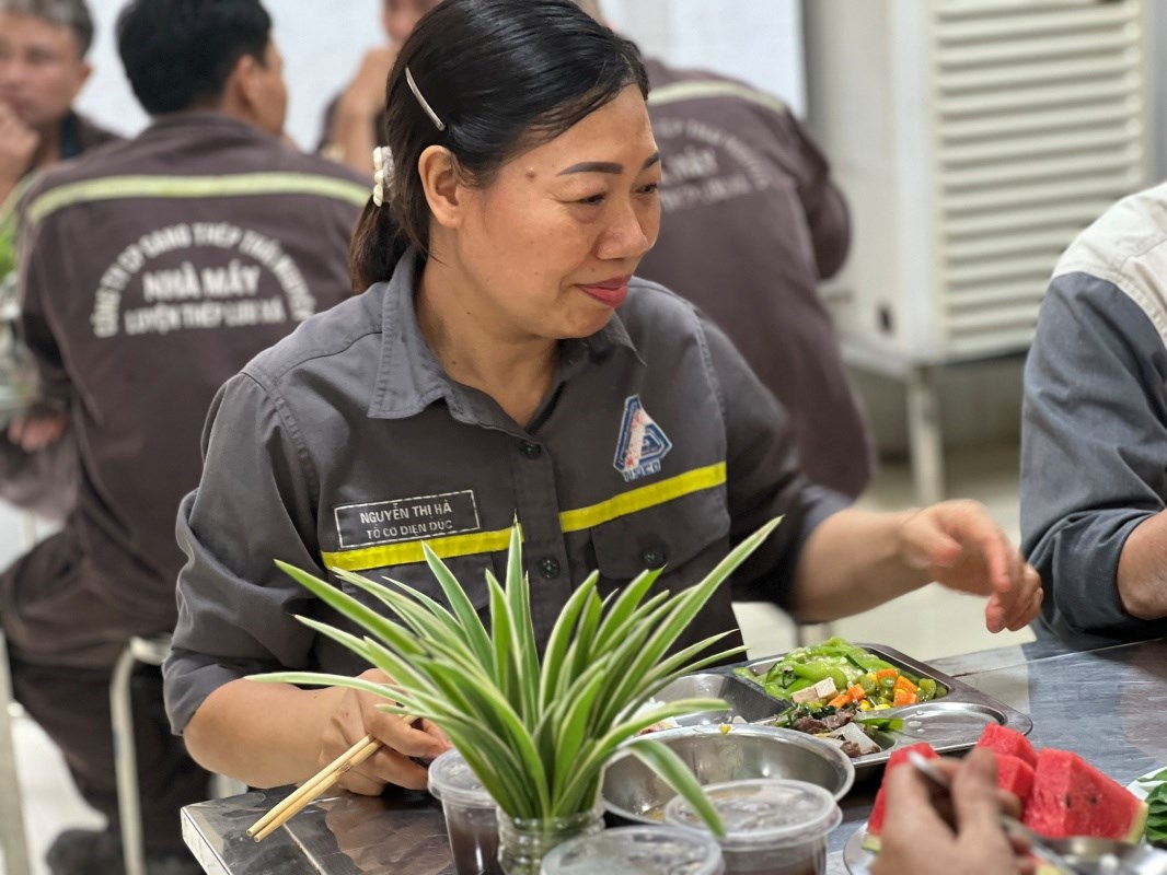 bua-an-tri-an-tren-cong-truong-khu-gang-thep-thai-nguyen--65-nam-ay-biet-bao-nhieu-tinh_666022556f52b