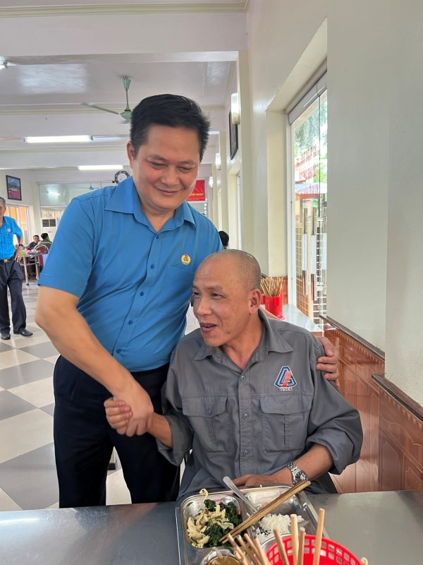 bua-an-tri-an-tren-cong-truong-khu-gang-thep-thai-nguyen--65-nam-ay-biet-bao-nhieu-tinh_66602395410f4