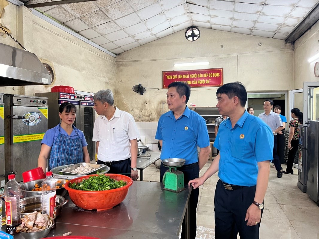 bua-an-tri-an-tren-cong-truong-khu-gang-thep-thai-nguyen--65-nam-ay-biet-bao-nhieu-tinh_666023d02a98e