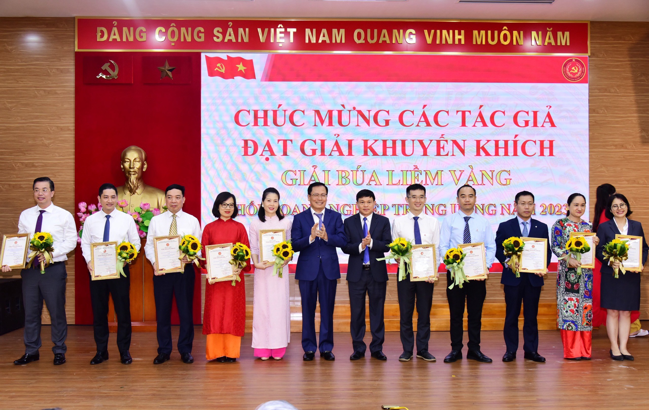 Nhan giai bua liem vang