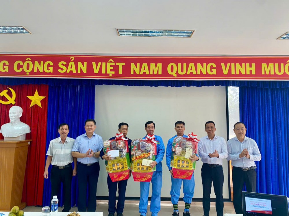 cong-doan-tong-cong-ty-thep-viet-nam-ctcp--gianh-gan-800-trieu-dong-cham-lo-cho-nguoi-lao-dong-tet-at-ty-2025_678dde46a5b1e