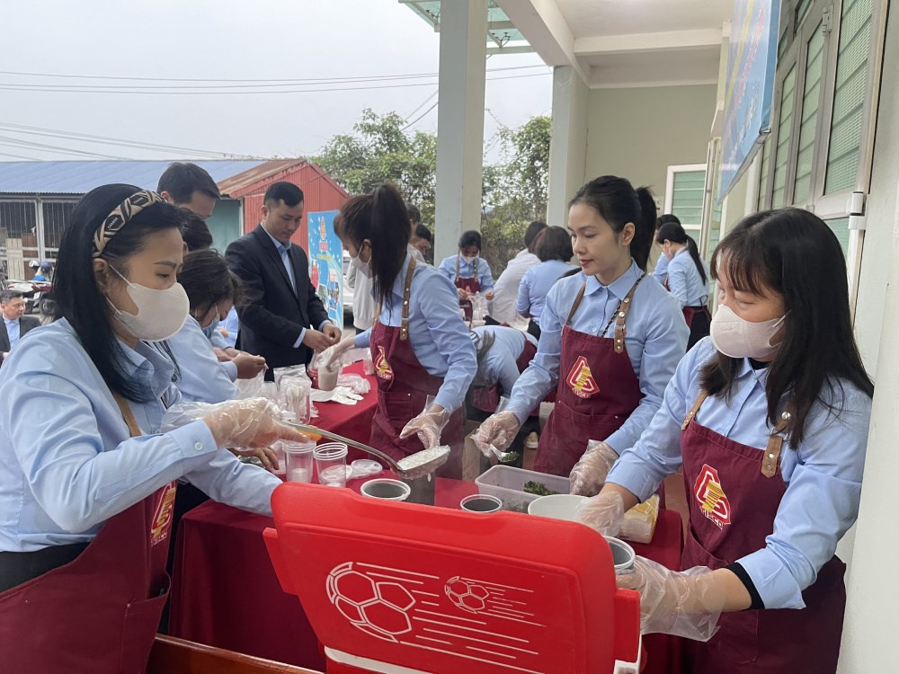 ganh-thao-thom-giua-long-gang-thep_67e267e7b4840