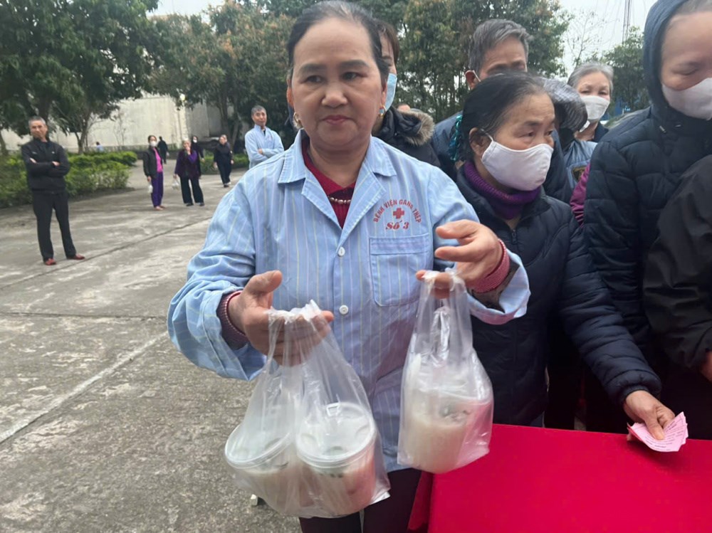 ganh-thao-thom-giua-long-gang-thep_67e26686a0096 (1)