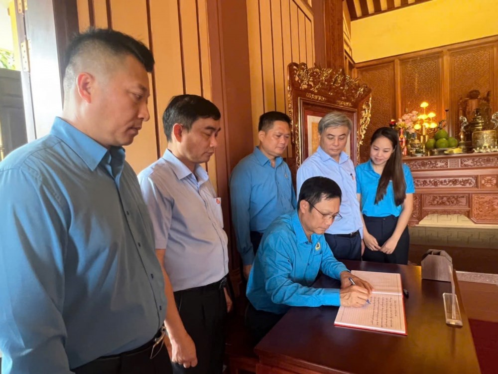 cong-doan-cong-thuong-tuong-niem-bac-ho-tai-khu-gang-thep-thai-nguyen_682acdb9aa94f