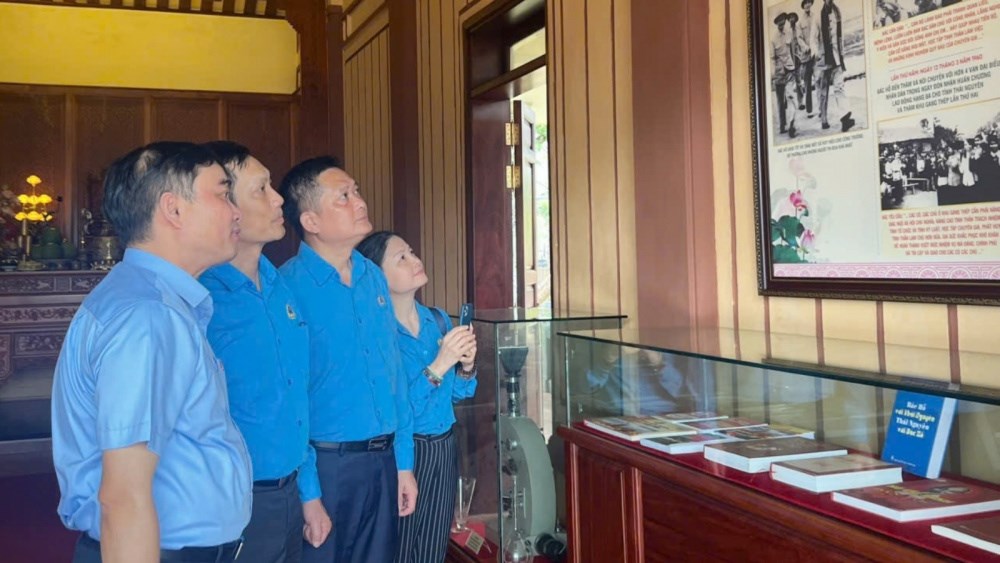 cong-doan-cong-thuong-tuong-niem-bac-ho-tai-khu-gang-thep-thai-nguyen_682acde18d66b