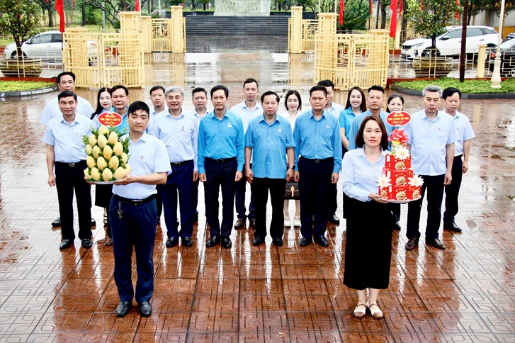 Công đoàn Công Thương tưởng niệm Bác Hồ tại Khu Gang thép Thái Nguyên