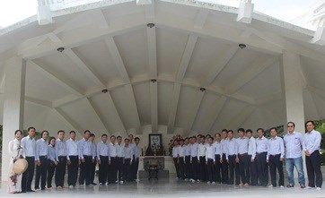 Đảng bộ Công ty TNHH MTV Thép Tấm lá Phú Mỹ tổ chức hành trình về nguồn