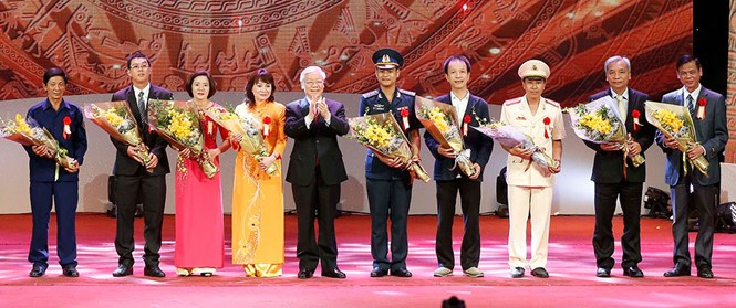 Cô thợ hàn có đôi bàn tay vàng Đỗ Thị Quyên được vinh danh tại Lễ tuyên dương điển hình tiên tiến toàn quốc năm 2017