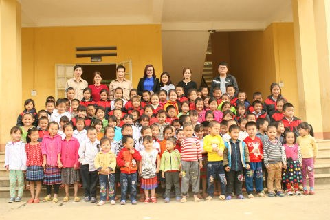 Chương trình “Áo ấm tình thương 2017” của Mỏ sắt Quý Xa và Mỏ đá vôi Mai Đào