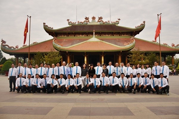 Đảng bộ Công ty Tôn Phương Nam tổ chức hành trình về nguồn  và kết nạp Đảng viên mới