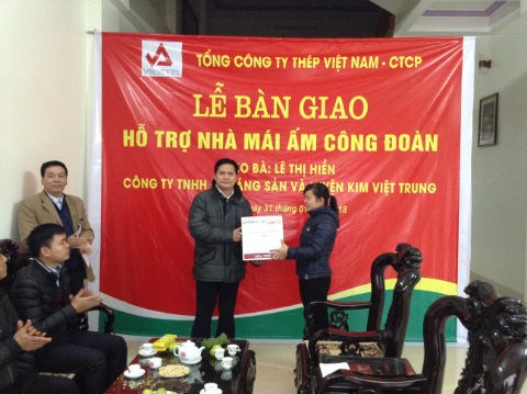 VNSTEEL trao “Nhà mái ấm công đoàn” cho người lao động
