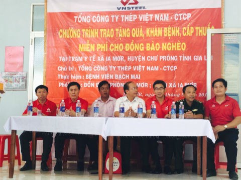 VNSTEEL tặng quà, khám bệnh và cấp thuốc cho người dân xã biên giới Ia Mơr