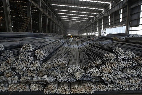 Thép trong nước "khóc ròng" giữa mùa mưa