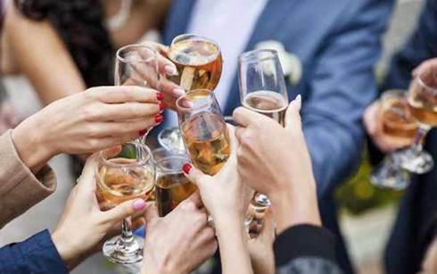 Bộ Chính trị: Nghiêm cấm tiệc tùng khi cán bộ được đề bạt, bổ nhiệm