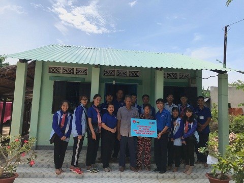 Tôn Phương Nam phủ kín những mái nhà nghèo