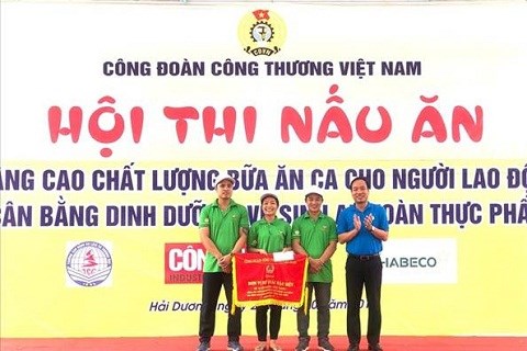 Nâng cao chất lượng bữa ăn ca cho người lao động