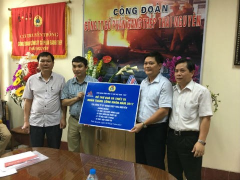 CÔNG ĐOÀN “VNSTEEL” TRAO 220 XUẤT QUÀ, GẦN 18 TẤN ĐƯỜNG VÀ 70 THIẾT BỊ CHO NGƯỜI LAO ĐỘNG